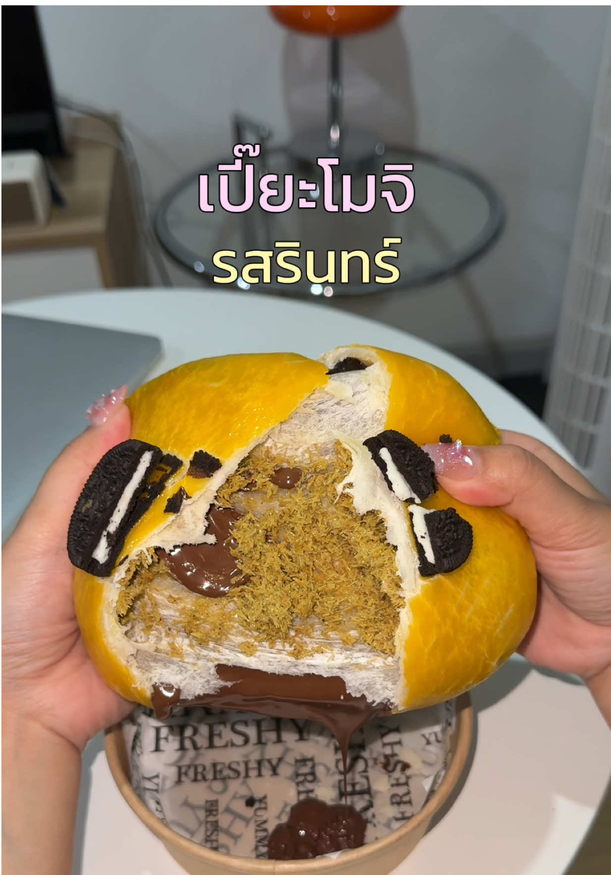 อดใจไม่ไหววว ยอมอ้วน 🤤  ก้อยซื้อที่หน้าร้าน ตรงร้านตำมีฮ. ริมบึงหนองโคตรน้าาา  #เปี๊ยะโมจิรสรินทร์ #รีวิวขอนแก่น 