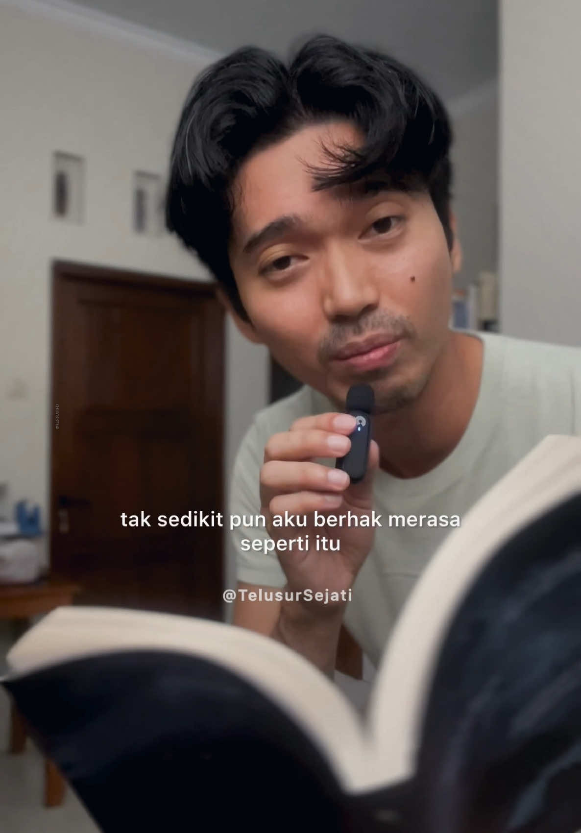 Kolom caption aku pakai buat nyindir: Ehm tukang halu Ehm friendzone Ehm hts-an Ehm ttm-an Ehm kekasih gelap Ehm mantan …. • Kolom komentar dipakai untuk …. • #telusursejati #bukulament #lamenttelusursejati