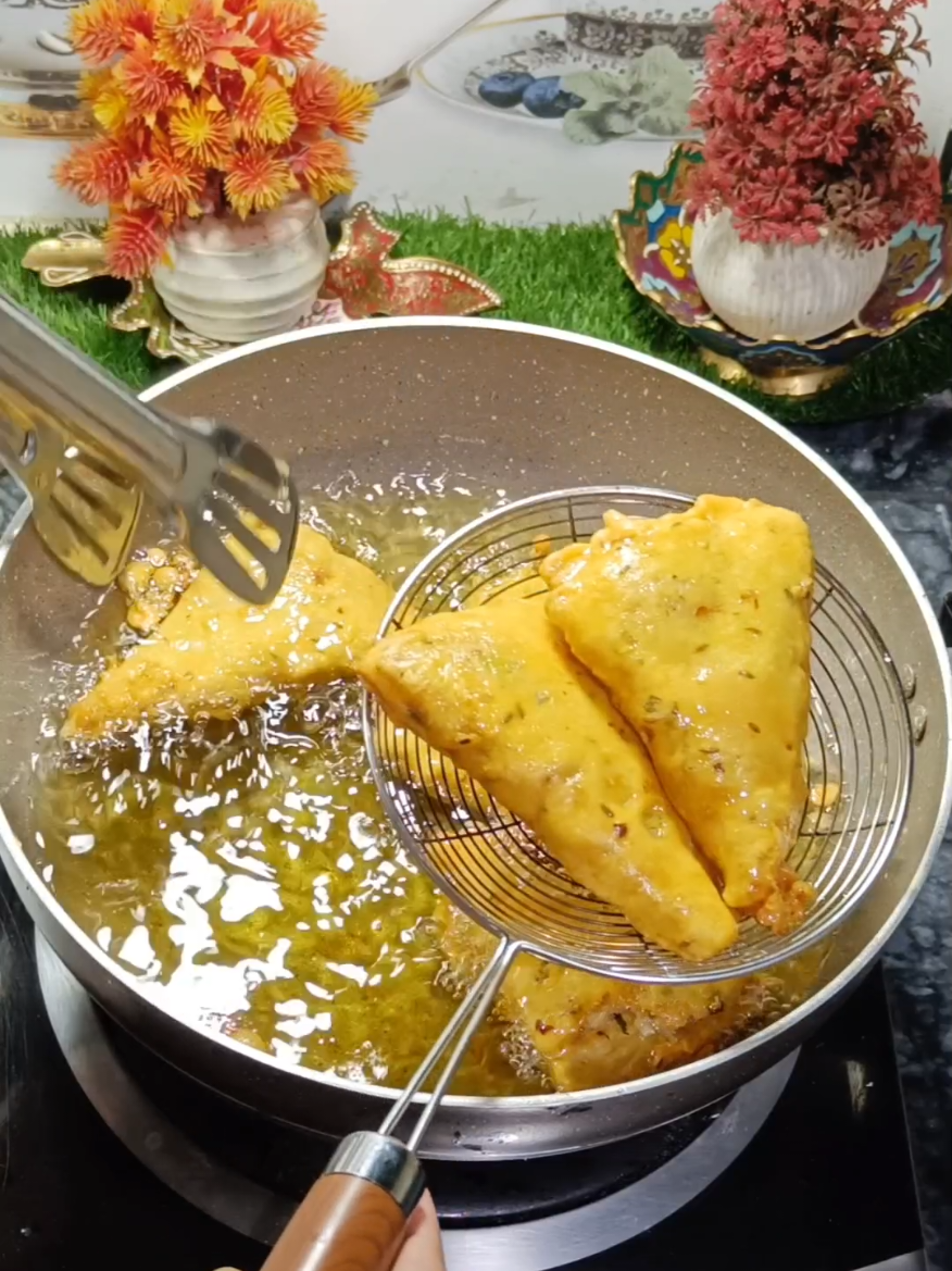 Rat ki bachi hui roti sy Crispy Snacks banaen baqi sab bhol jaen. #fyp #foryou #foodrecipe #viral #indianrecipe #foryoupage #trending #asmaranirecipes 
