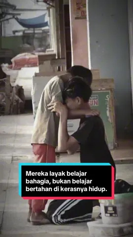 Hati siapa yang gak terenyuh lihat anak sekecil ini menahan lelah demi keluarga? Mereka harusnya bermain, bukan mengais rezeki. Tapi Denis dan Putra memilih jadi kuat, saat teman sebayanya masih bebas tertawa. Hari ini, kita bisa jadi alasan mereka tersenyum. Yuk bantu! Sedikit darimu, sangat berarti untuk mereka. Rekening donasi ada di bio. #fyp #pejuangrupiah #perjuangan #yatim #wib #orangbaik #donasi #anak #foryou #viral