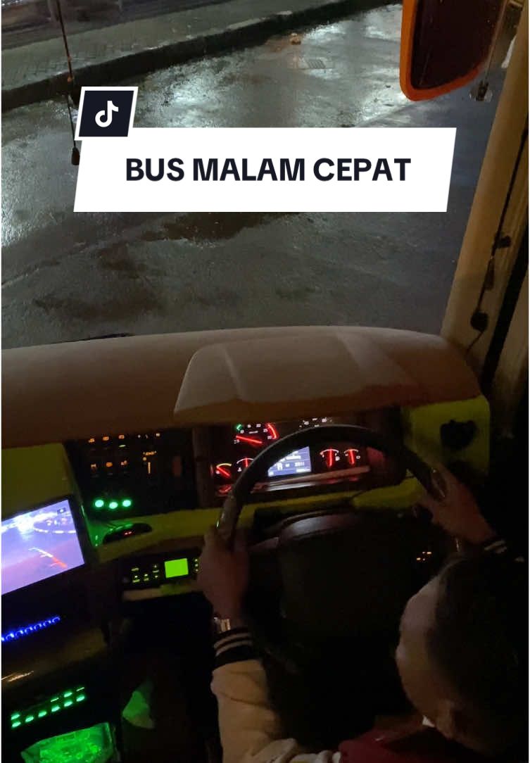 Dalam dunia transportasi bus Antar Kota Antar Provinsi (AKAP) di Indonesia, istilah driver tengah merujuk pada pengemudi yang bertugas mengemudikan bus di bagian tengah perjalanan. Biasanya, bus AKAP memiliki dua pengemudi untuk mencegah kelelahan, mengingat perjalanan bisa memakan waktu 12 jam atau lebih. Driver tengah mengambil alih kemudi setelah driver pinggir, yang mengemudikan bus pada awal dan akhir perjalanan, beristirahat. Pembagian tugas ini memungkinkan pengemudi bergantian, biasanya saat bus berhenti di restoran atau titik kontrol tertentu, untuk menjaga keselamatan dan kenyamanan penumpang. #busmalam #explorebuslovers #busakapindonesia 