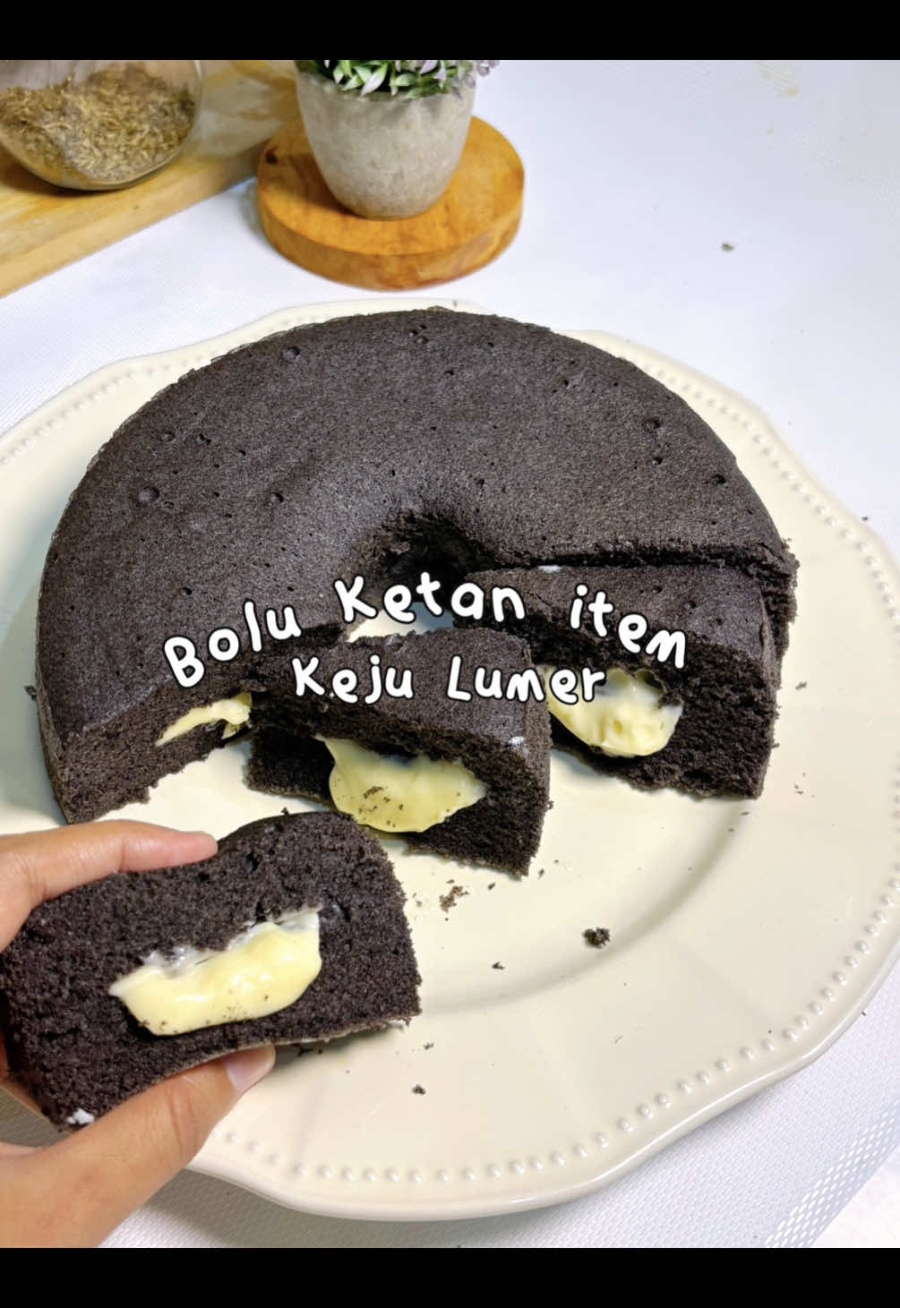 Bolu ketan hitam dengan kejutan keju lumer di tengah. Lembut, legit, dan pas banget manisnya. Cocok buat camilan sore atau teman ngopi santai. Kejunya nggak di atas, tapi di tengah—jadi tiap potongan selalu dapet sensasi lumer yang bikin nagih. Save dulu resepnya biar nggak lupa, dan share ke teman yang suka camilan simple tapi enak! #BoluKetanHitam #KejuLumer #CamilanRumahan #ResepHarian #SaveDuluShareJuga 