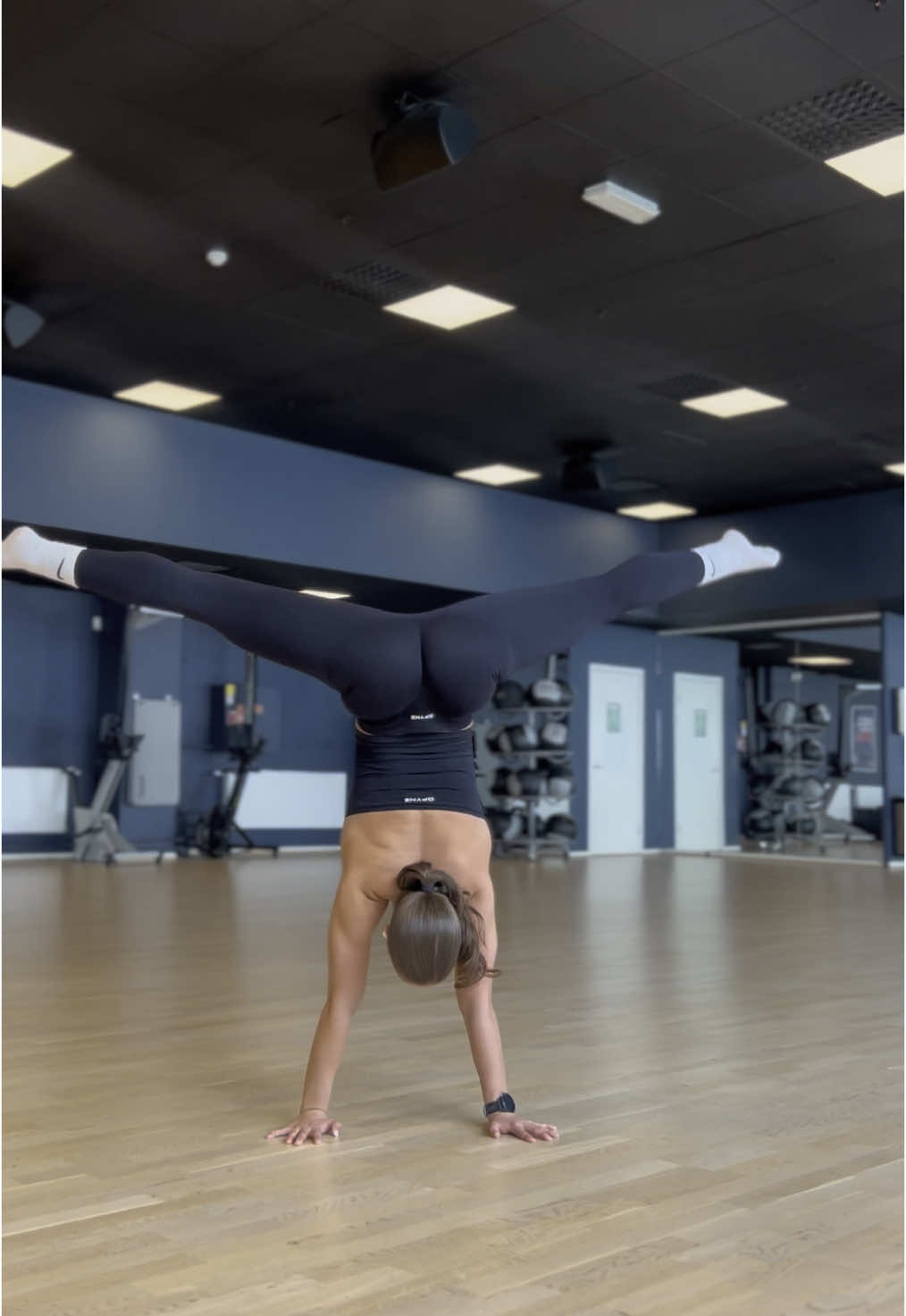 Mistet balansen😣 #foryoupage #foryou #gymgirl #gym #fyp #legday #GymTok #calisthenics #handstand #handstand #upperbody 