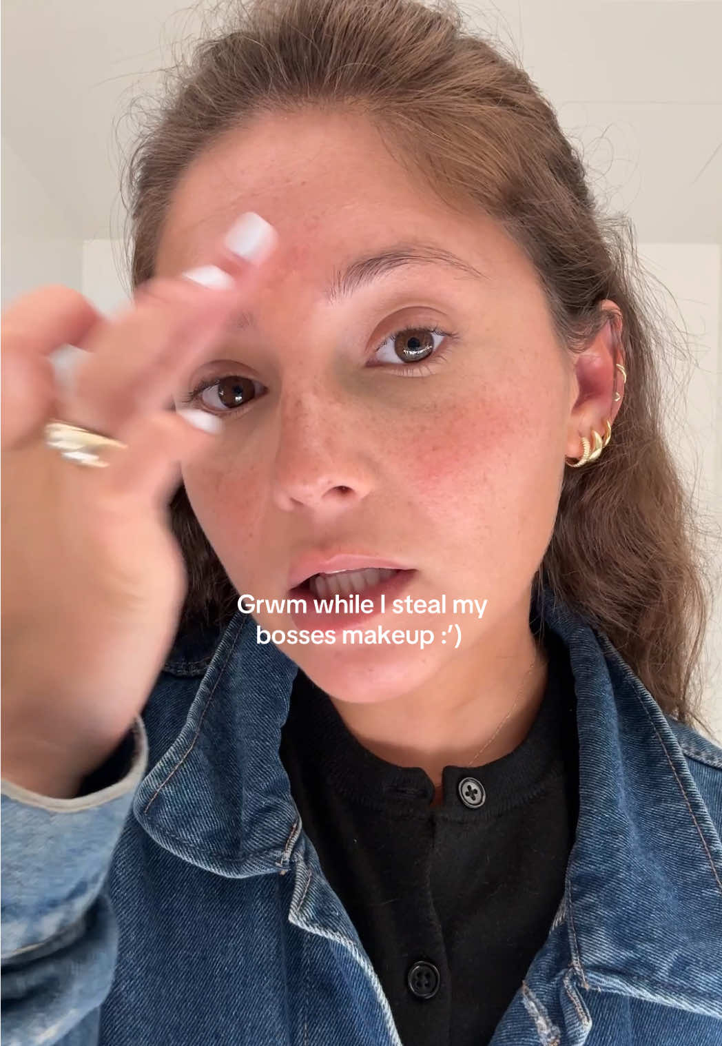 Lucky that @charli d’amelio has the best makeup collection 