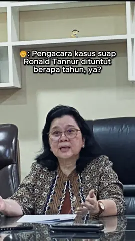 Lisa Rahmat, pengacara Gregorius Ronald Tannur dituntut 14 tahun penjara, denda Rp 750 juta, dan dituntut agar izin profesi advokatnya dicabut.
  
 Lisa Rahmat sendiri merupakan pengacara yang didakwa melakukan korupsi memberikan suap kepada tiga hakim Pengadilan Negeri Surabaya, yaitu Erintuah Damanik, Mangapul, dan Heru Hanindyo. Suap diberikan agar Ronald Tannur diputus bebas.
  
 Lisa bersama-sama dengan mantan pejabat Mahkamah Agung (MA) Zarof Ricar juga disebut melakukan pemufakatan jahat untuk memberi atau menjanjikan sesuatu berupa uang sejumlah Rp 5 miliar kepada Agung Soesilo, Ketua Majelis Kasasi MA.
  
 #GregoriusRonaldTannur #LisaRahmat #korupsi #KejaksaanTegas
