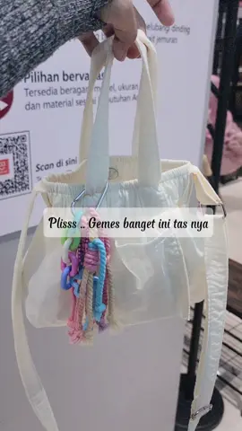 Ada tali panjang yang bisa adjust , tas nya mini tapi muat banyak .. 😍 #tas #tasmini #taswanita #tasterbaru #taslucu #slingbag #slingbagwanita 