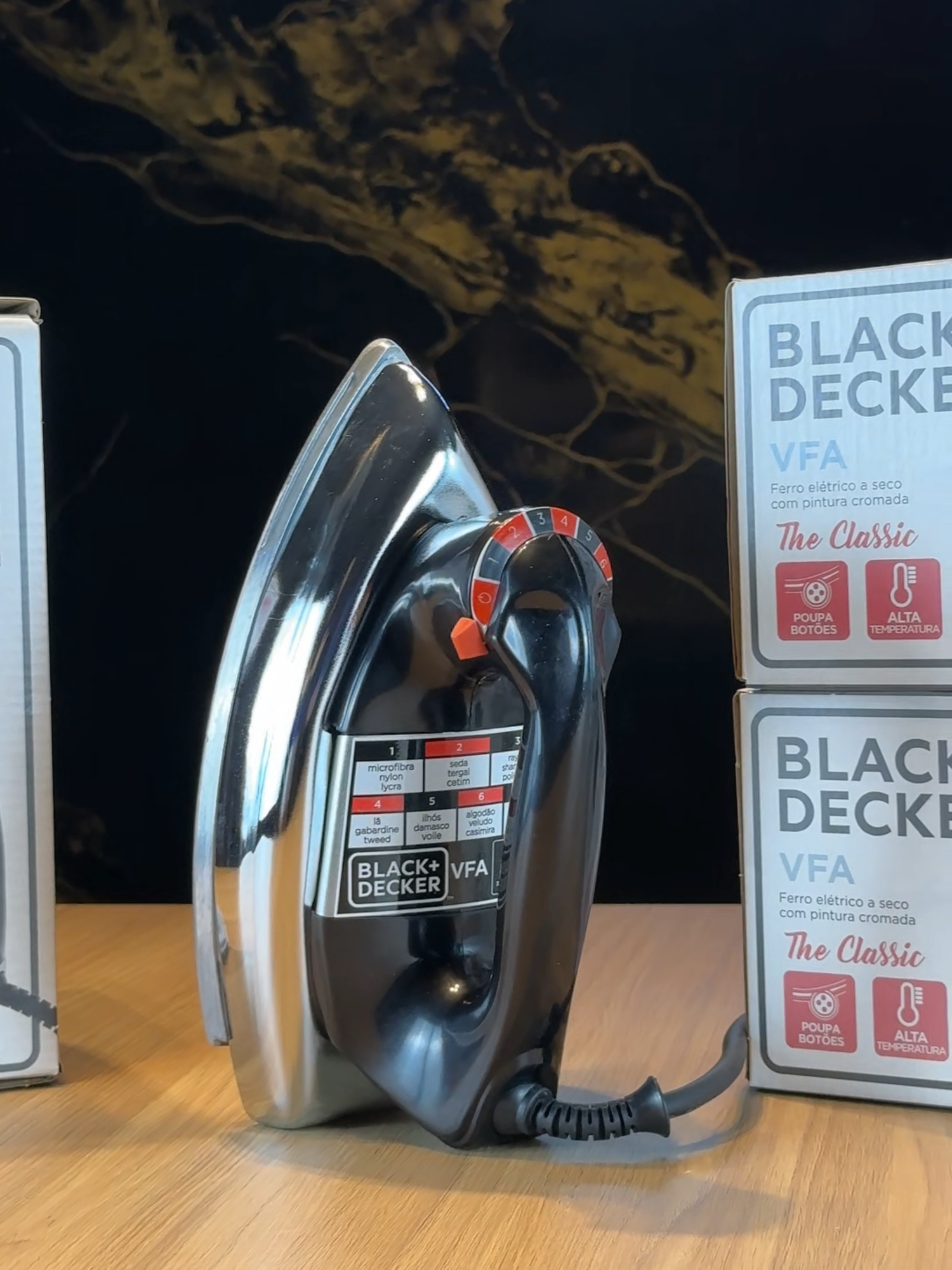 🔥 O clássico que nunca sai de linha! Ferro Black+Decker The Classic: potência, durabilidade e estilo retrô. Garanta o seu agora em www.dogeletro.com.br #FerroDePassar #BlackDecker #TheClassic #DogEletro #CasaPrática #Eletrodoméstico #EstiloRetrô #DicaDoDia #PromoçãoOnline