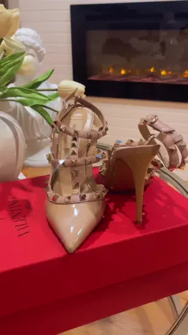 Valentino 🖤 #valentino #valentinoheels 