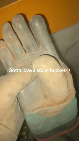“We didn’t use buckets in my day” #linework #truckmods #linelife #bluecollar #linelife⚡️ #linetok #tricksofthetrade #besafe #holyfkn 