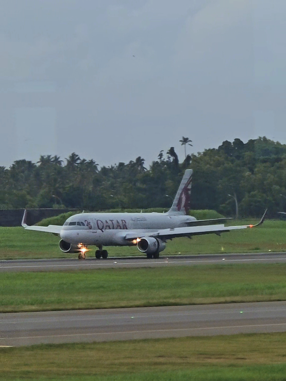 Qatar Airways 330 ගුවන් යානය අපගේ ගුවන්පතයට ගොඩබස්නා අවස්ථාවක් 🖤😊 #Qatar #srilanka #airport #fyp #viral #video @qatar airways 