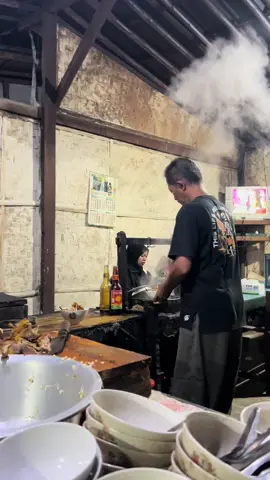 Datang sebenarnya sudah habis habisan. Tapi akhirnya masih bisa dapat satu porsi walau tidak komplit. Sotonya pakai ayam kampung. Buka setiap hari mulai sekitar jam 13 sd 20 (kalau tidak habis duluan). Lokasi Gmaps Soto Mas Toing, Jl. Laut Munggu, Pasar, Petanahan, Petanahan, Kebumen, Jawa Tengah.