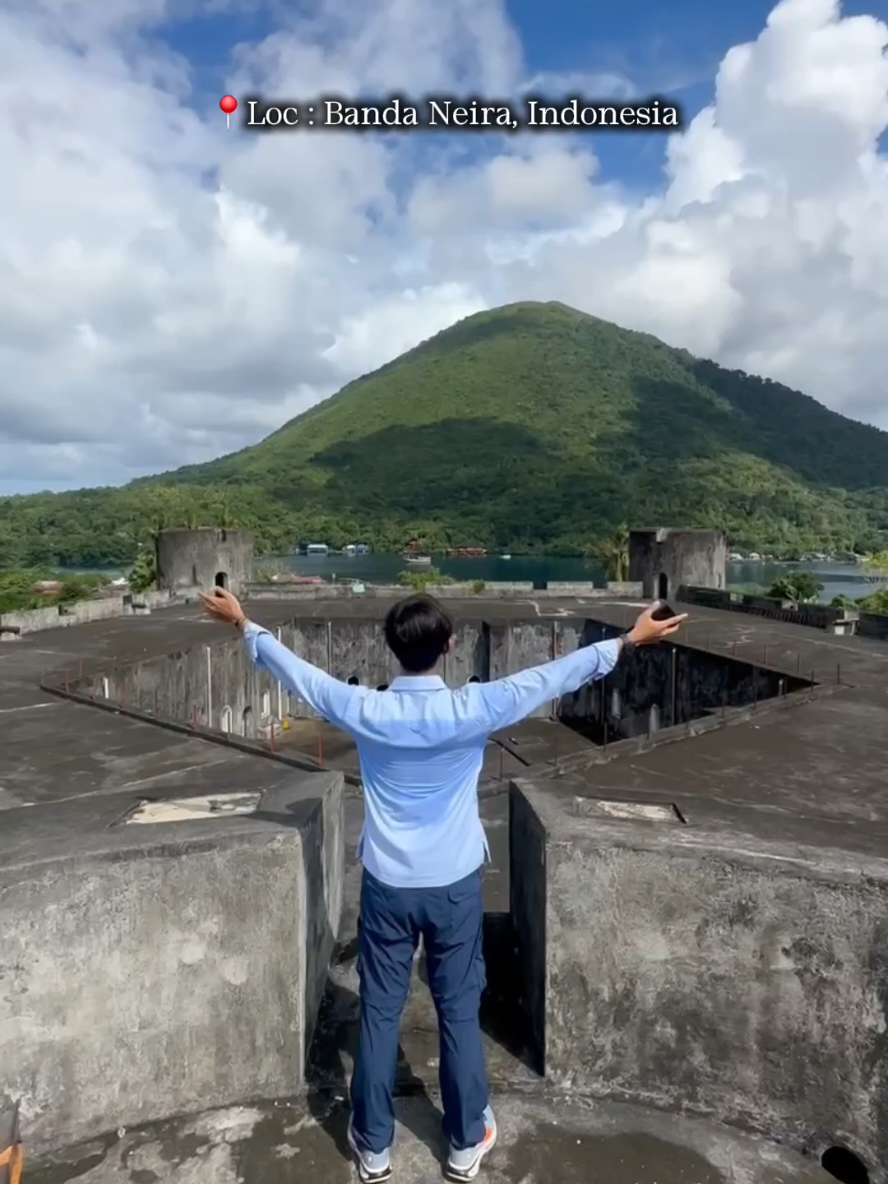 Warisan Sejarah dari Timur (Uang seribu rupiah) ~ Benteng Belgica ~ Banda Neira. (Uang seribu rupiah) Benteng ini dibangun dengan tujuan untuk menghadapi perlawanan masyarakat Banda yang menentang monopoli perdagangan pala oleh VOC. #exploremaluku #explorebandaneira #bandaneira #bentengbelgica #kepulauanbanda #malukutengah #tirfatrip #may #2025 