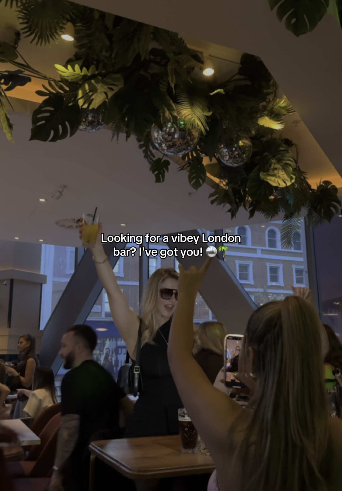 #barsinlondon #londonhotspots #thingstodoinlondon #londonbars #victoria #thepalmhouse 