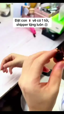 Shipper cười nhẹ :)) 