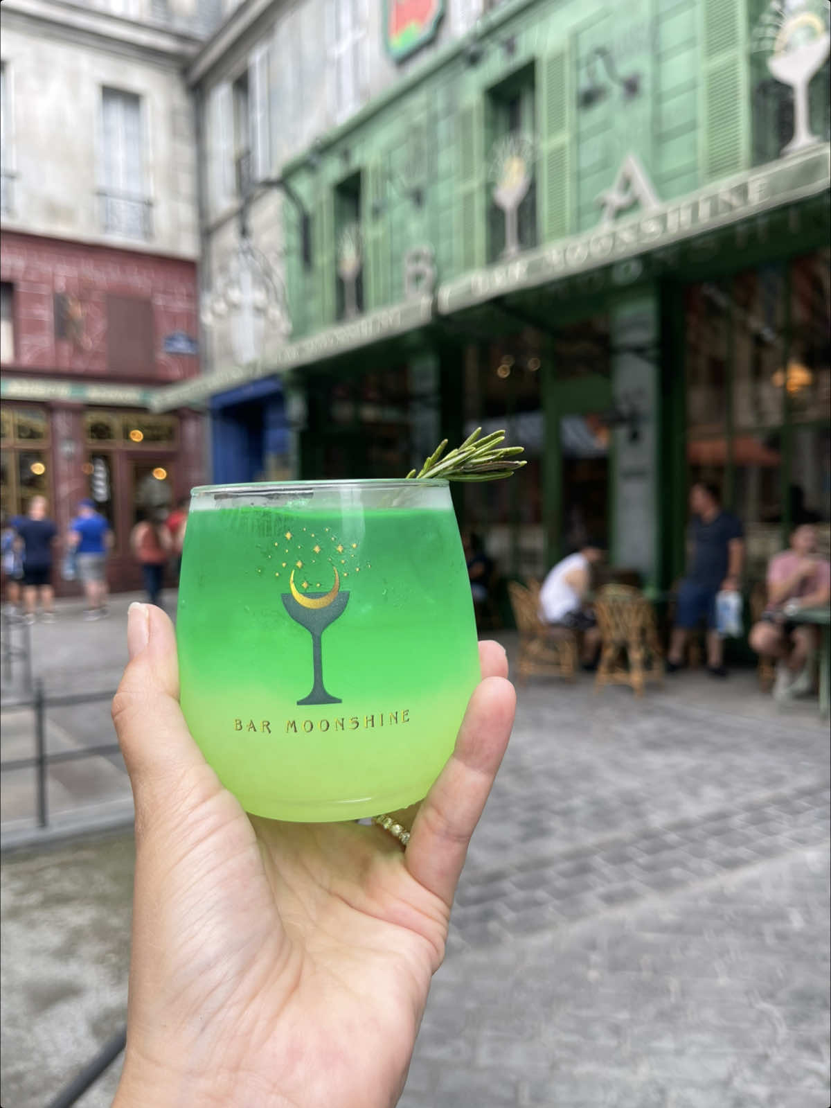 The Lobe Blaster at Bar Moonshine 📍Epic Universe #EpicUniverse Very Strong!!! Contains absinthe   #harrypotterandthebattleattheministry #harrypotterfrance #barmoonshine #lobeblaster #epicuniversedrinks #epicuniversepreview #universalstudios 