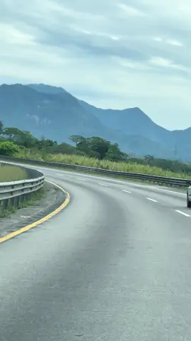 No son los altos Alpes suizos, son las altas montañas de Veracruz y de fondo el Citlaltepetl (pico de orizaba)  Es un verdadero espectáculo viajar por esta autopista y tener este paisaje :)  #Citlaltepetl #PicoDeOrizaba #FortinVeracruz
