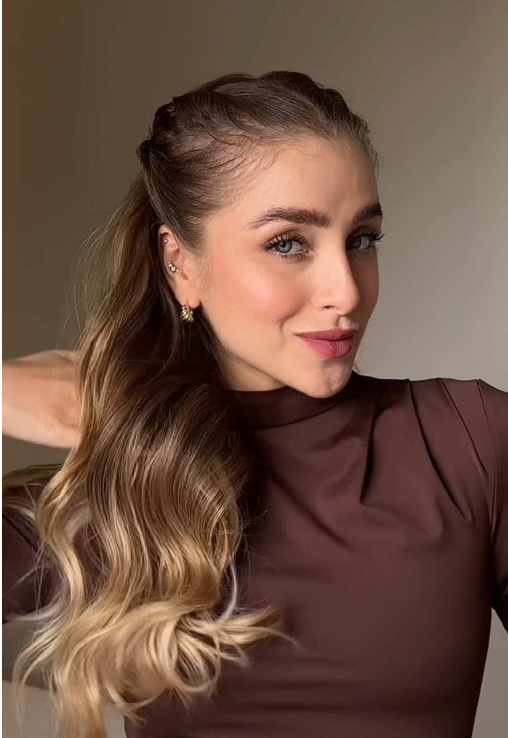 Onde você usaria esse penteado?  Tente fazer seu próximo penteado e arrase! Bem fácil, rápido e fica um semi preso maravilhosoooo!  Salva o vídeo pra ter acesso rápido quando for reproduzir! 🫶 #penteados #cabelolisos #penteadosfaceis #cabelolongo #hairtutorial 