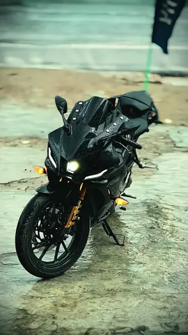 তাকে নিয়ে হারিয়েছি কুয়াশার রাজ্যে, অন্ধকার রাতে কুয়াশার চাদরে ঘেরা রাস্তা পাড়ি দিয়েছি তার হাত ধরে…শীতের সকালে শিশির ভেজা ফুলের চেয়ে-ও বেশি সুন্দর ছিল তার যত্ন ও ভালোবাসা। কন-কনে ঠান্ডায় সবাই যেখানে একটুখানি মিষ্টি রোদের অপেক্ষায় ছিল…তখনও আমি তার অপেক্ষা-ই করতাম। কারণ, আমার ভালোবাসা উষ্ণতা পেতে তার দেখা পেলে। এরপর আসলো বসন্ত, তার ভালোবাসায় নিজেকে এতটা-ই রাঙিয়েছিলাম যে..বসন্তের রঙ ও হার মেনে গেল। যখন তার ফুলের মত চোখগুলোর দেখা পেতাম....তখন আমার জীবনের প্রত্যেকটা দিন-ই ছিল বসন্তের মত। বসন্ত পাড়ি দিয়ে গ্রীস্মের ছায়া তলে ও…আশ্রয় নিয়েছিলাম দুজনে কিছুটা সময়। শুধু পারিনি যা.... তা হলো তার হাতে হাত রেখে বৃষ্টিতে ভেজা, তার সাথে বৃষ্টিতে ভেজার এক আকাশ পরিমাণ ইচ্ছে ছিল আমার। তাই বৃষ্টি নামলে আমার এত আক্ষেপ রয়ে যায়…Colourful💜 #foryoupage #fyp #sad #v4 #bike #foryou #creatorsearchinsights 