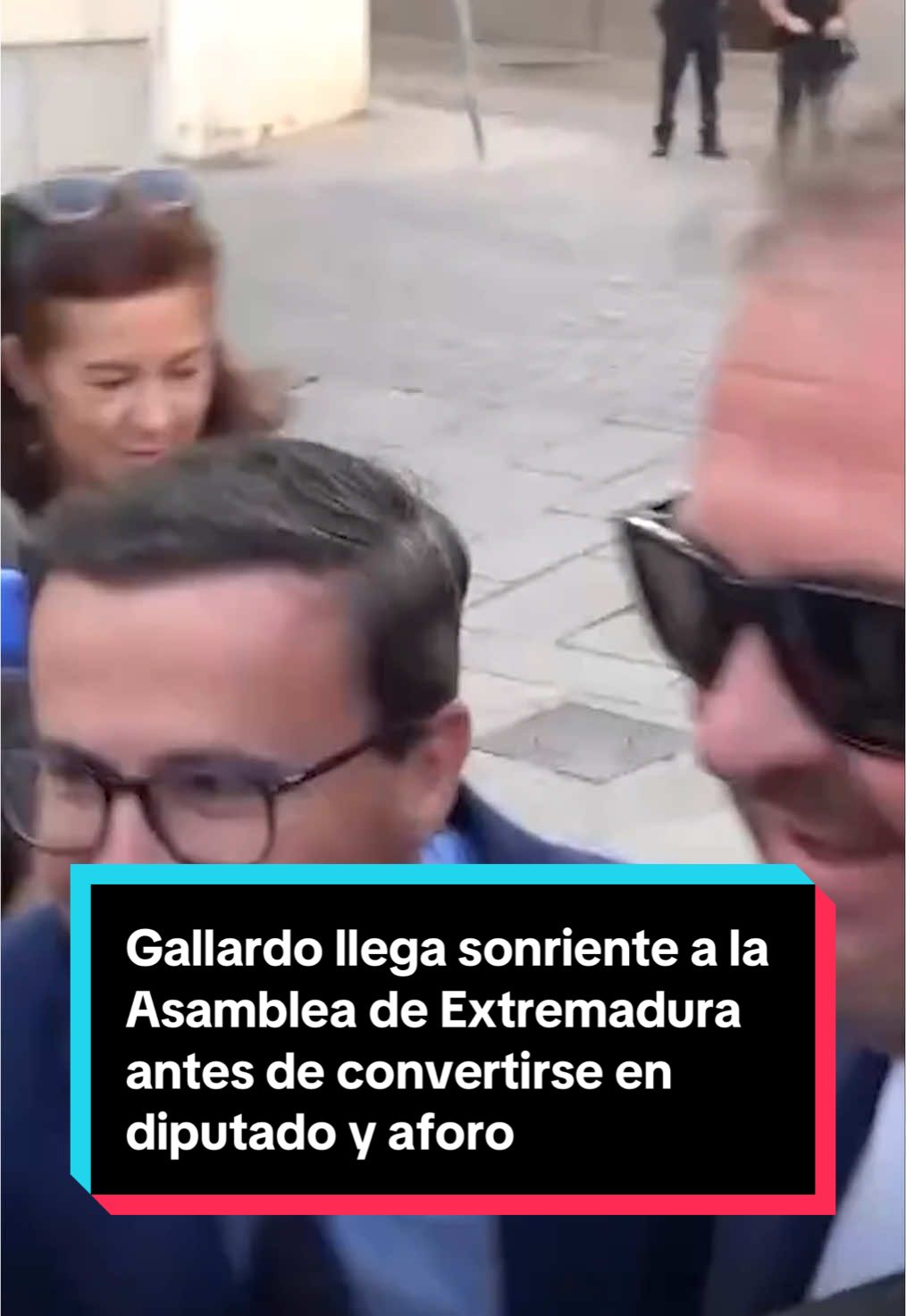 🔴 Así ha sido la llegada de Gallardo a la Asamblea de Extremadura, sonriente, antes de convertirse en diputado y aforado en pleno caso del hermano de Sánchez Ha afirmado en una carta que su incorporación responde a una 