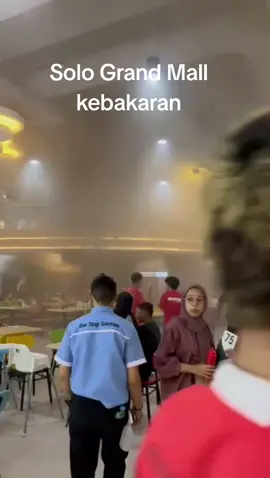 Solo Grand Mall kebakaran. Titik api dari tenant ayam panggamg di food court lantai 3 mall. https://mettanews.id/kebakaran-solo-grand-mall-api-dari-tenant-menu-ayam-di-food-court-lantai-3/ #solograndmall #kebakaran #foodcourtsolograndmall #SGM 