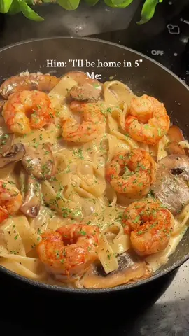 Shrimp and mushroom pasta 🍝  INGREDIENTS: - 80g pasta  - 6-8 medium shrimp - 1-2 cremini mushrooms or button - 1/4 cup heavy cream  - 1/4 cup bone broth  - 1 clove garlic  - 1 tbsp oil  - 1/4 tsp smoked paprika - salt and pepper to your liking  #creatorsearchinsights 