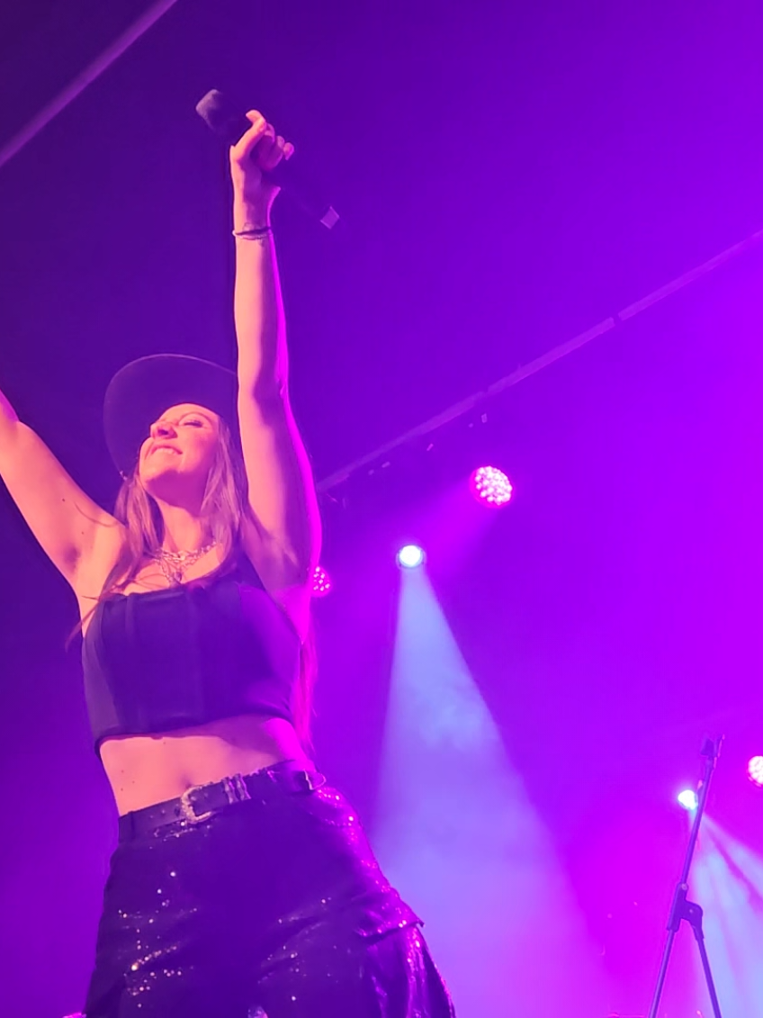 @MaggieBaugh  POV great to see her perform live again,front row at buckle and boots, first UK headline show, she's definitely our favourite 🫶🏻 #maggiebaugh #entertainer #fyp 
