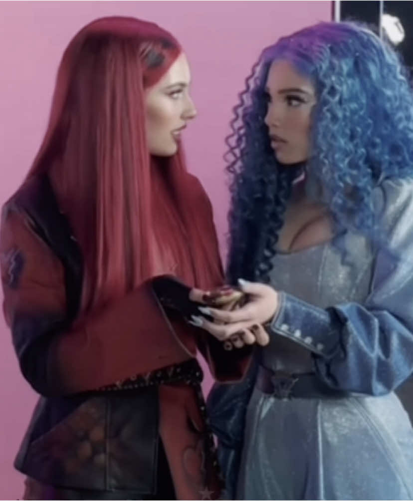 the outfits, the hairstyles, they. I SCREAMING || #maliabaker #kyliecantrall #descendants #fypシ゚ 