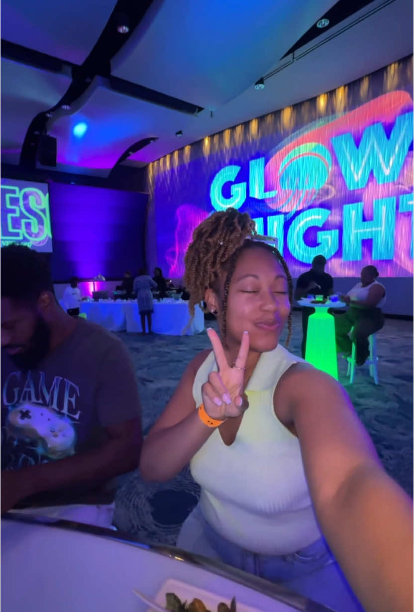 work dates + quality time >>> a special thank you to @georgiaaquarium for inviting us out 🫶🏽✨ we had so much funnn & can’t wait to take the kids to see the new Glow Nights 🪼 DM us “JLE” to subscribe to Jones Lifestyle Exclusives 🫶🏽 & grab your all-access pass to our exclusive community, content + more. Binge our content for all things #marriage, #blacklove, #parenthood & #entrepreneurship + follow @ajoneslifestyle for more 🖤 #marriedlife #blacklove #marriedlifebelike #wifelife #momlife #itsthelittlethings