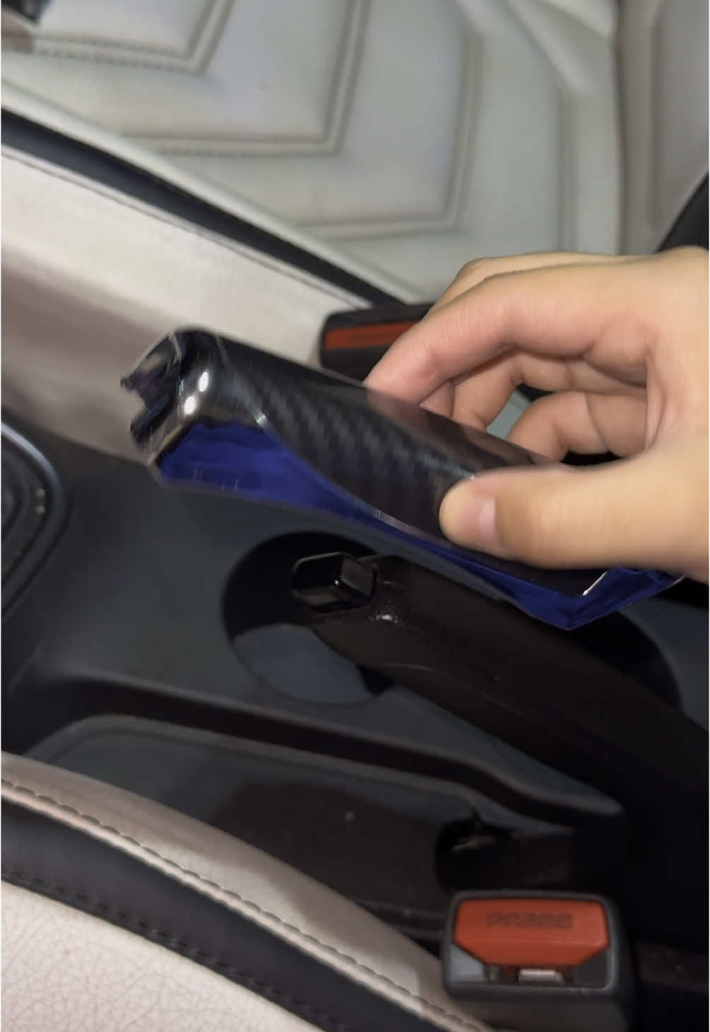 Funda de freno de mano para auto. ✨Modelos: Fibra de Carbono Brillante, Wood Brillante y Plata Mate. •Fácil instalación. •Adaptable a la mayoría de autos (Universal) Ig: tuningcar.pe #lima #auto #carros #viralllllll #tuningcar 