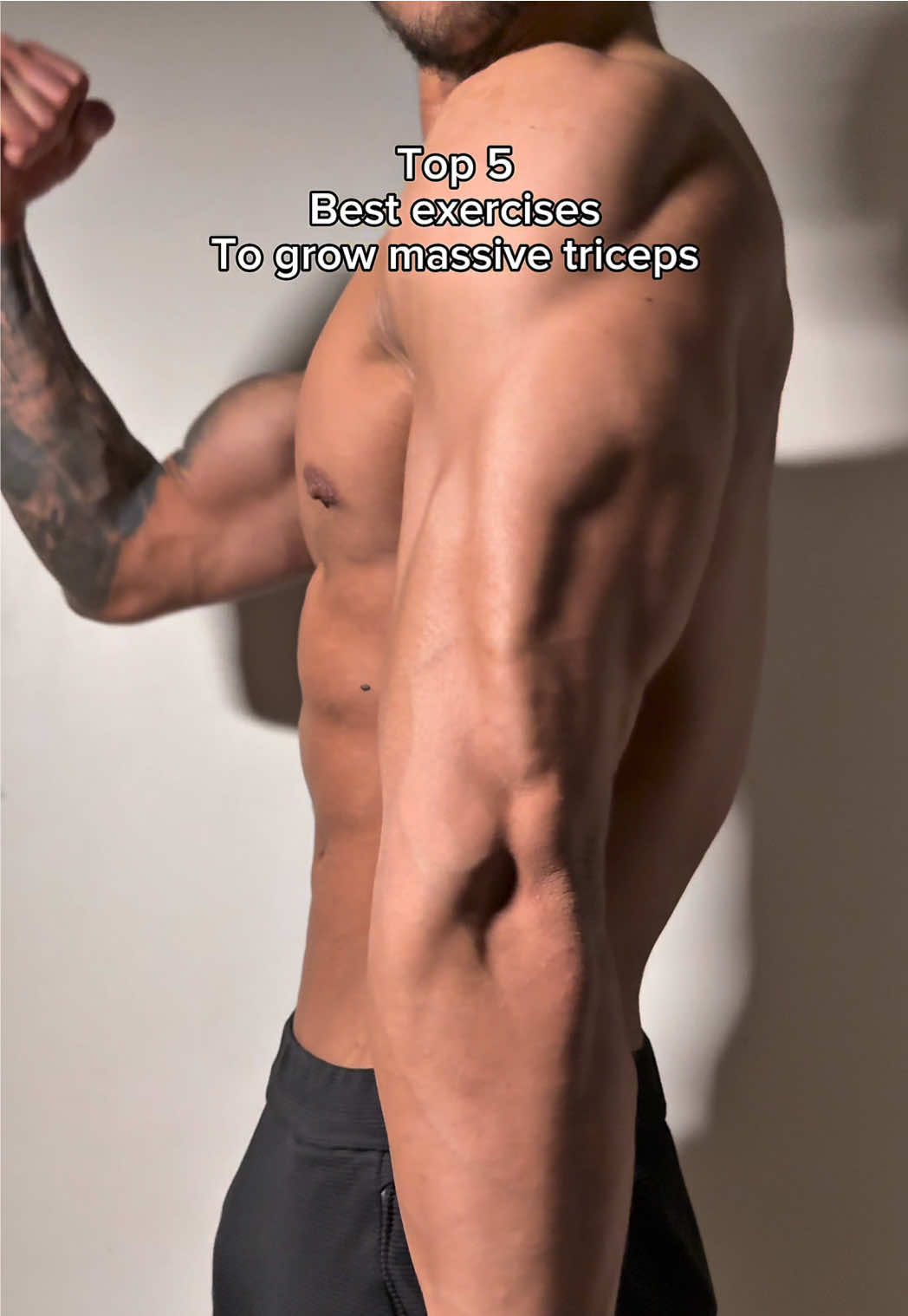 Top 5 best exercises with dumbbells to grow massive triceps 🦾#triceps #tricepsworkout #dumbbellworkout #viral 