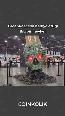 “Satoshi’nin Kafatası” adlı heykel, başlangıçta #Bitcoin madenciliğinin enerji tüketimine karşı yürütülen bir kampanya kapsamında Greenpeace tarafından yaptırılmıştı. Ancak heykel, dünyanın en büyük Bitcoin konferansına sembolik bir armağan olarak teslim edildi. Sanatçı Von Wong heykelin #Bitcoin karşıtı bir sembol değil, enerji tüketimi konusunda farkındalık yaratmayı amaçlayan bir sanat eseri olduğunu vurguladı.