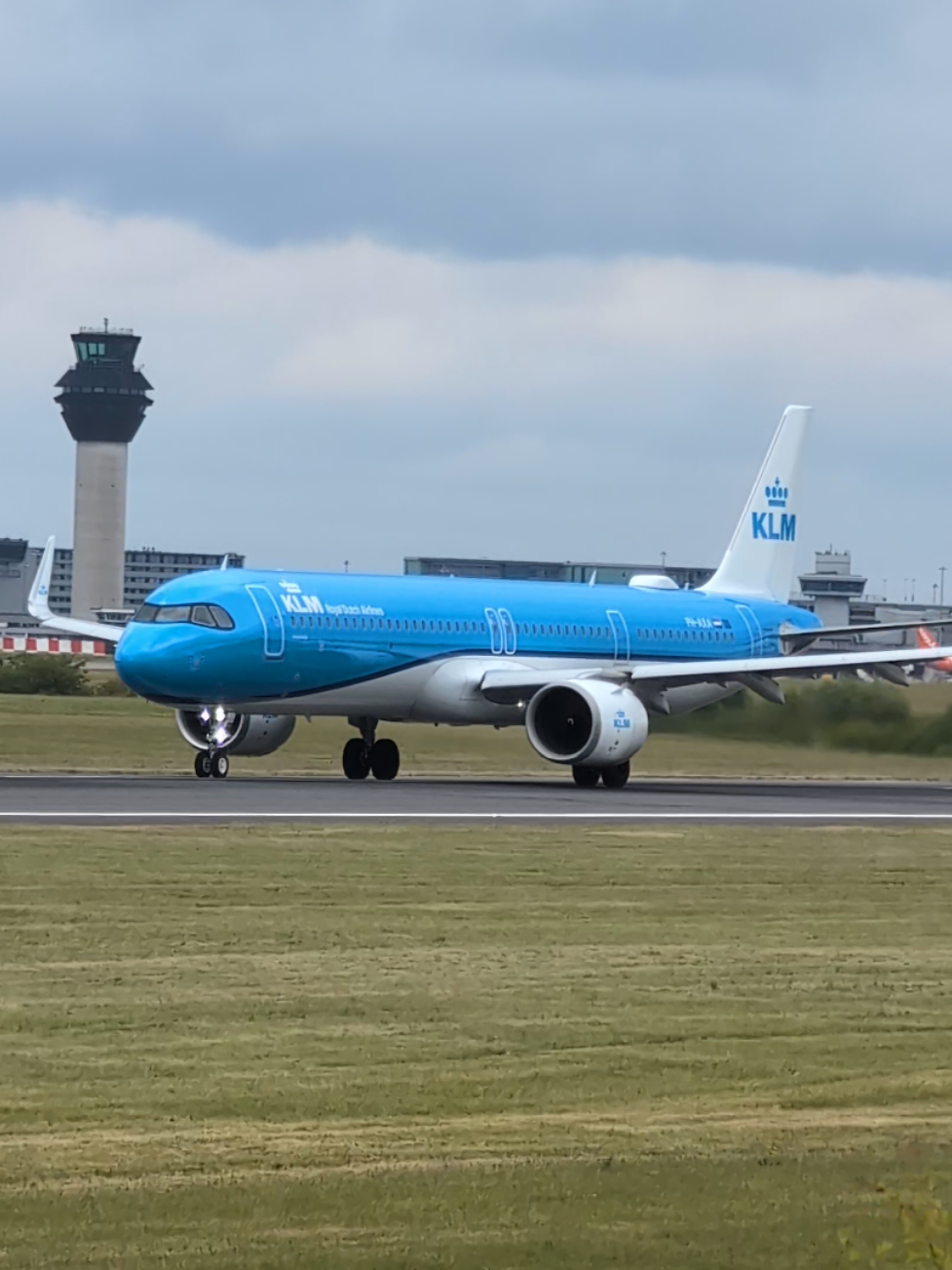 KLM Royal Dutch Airlines Airbus A321neo departing Manchester bound for Amsterdam  @KLM Royal Dutch Airlines  #manchesterairport #planespotting #fyp #aviation #viralvideos #airbus #dutch #klm 