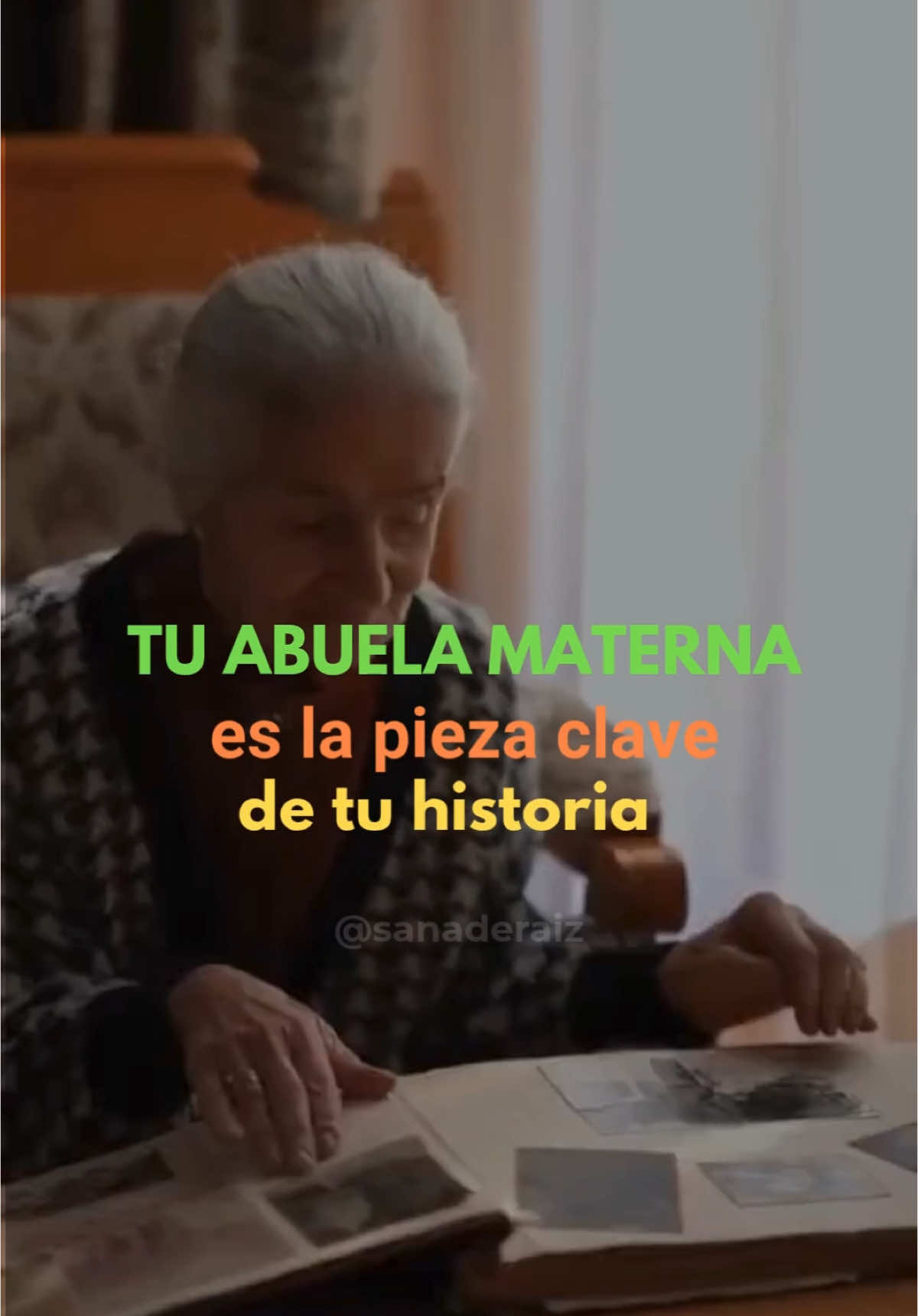 👵✨ Tu abuela materna es la raíz invisible de tu historia… Lo creas o no, muchas de las cosas que hoy te duelen, no empezaron contigo. Se heredan traumas, enfermedades, creencias, abandonos… y también la forma en que hoy amas (o huyes del amor). ¿Siempre terminas en relaciones que no funcionan, aunque das todo de ti? Puede que no estés viviendo tu historia, sino repitiendo la de tu abuela o tu madre… sin saberlo. 🔎 En terapia, descubrimos que una mujer que sufría constantes rupturas amorosas, en realidad estaba repitiendo el patrón de abandono de su abuela y su madre.  💔 Sin darse cuenta, su alma decía: “si ustedes fueron abandonadas, yo también debo vivirlo”. Ahí estaba el patrón. Ahí comenzó la sanación. 💫 Las Constelaciones Familiares nos enseñan a devolver cada carga a su lugar y cortar esas cadenas invisibles. Si tú también sientes que repites dolores que no comprendes, que tu historia no fluye como quisieras… 💬 Comenta “sanar” para dar el primer paso.  📲 Y ve ahora a mi perfil. Descarga la guía que está transformando vidas, donde aprenderás a sanar con autoconstelaciones y liberar lo que ya no te pertenece. #SanarElLinaje #ConstelacionesFamiliares #HerenciaEmocional #NiñaInterior #RompiendoCadenas #AbuelaMaterna #SanaciónTransgeneracional #DespertarFemenino #MujeresConscientes #PatronesFamiliares #SanarRelaciones #Autoconocimiento #CaminoDeSanación