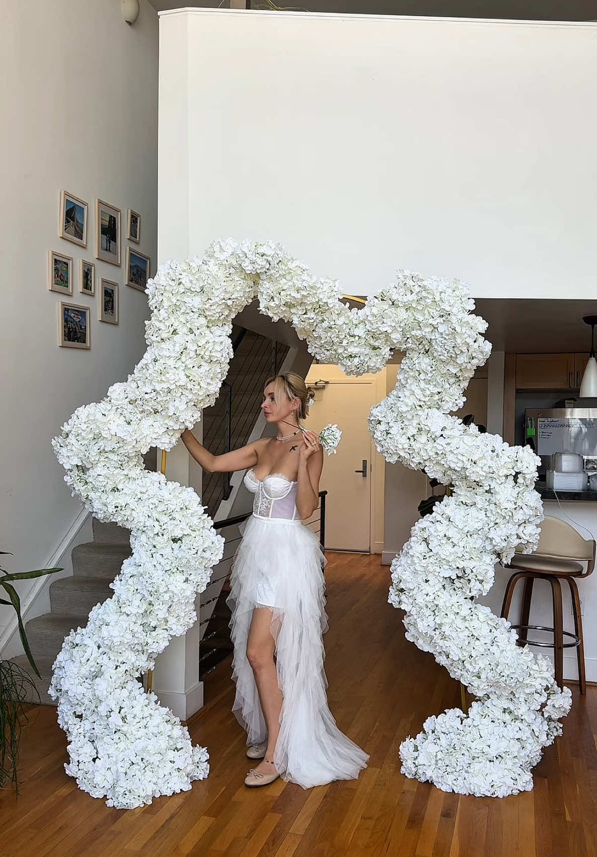 I used 335 hydrangea stems and 6 pool noodles for this arch! All the links to the flowers and everything I used are in my bio🤍