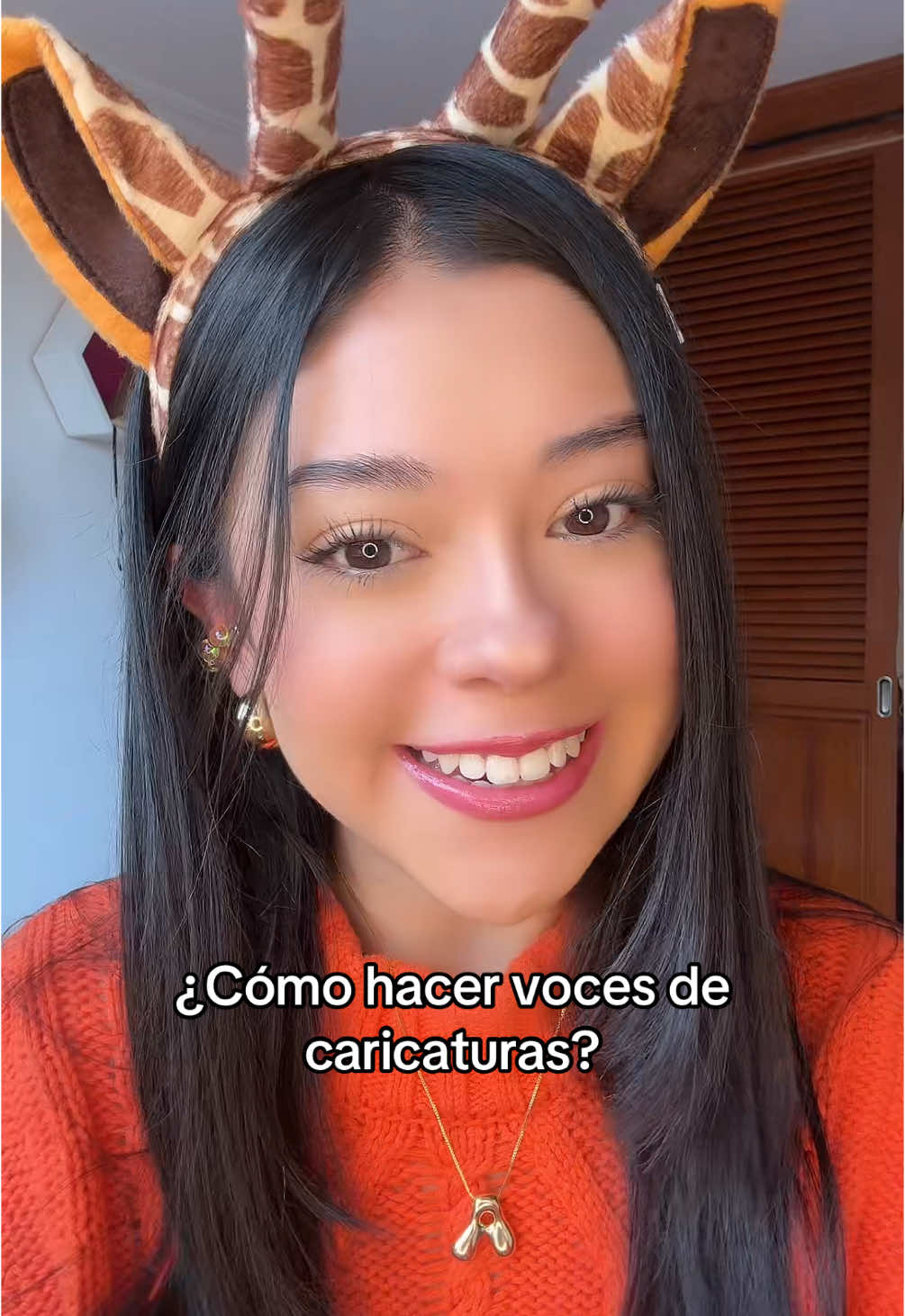 Para hacer voces de caricaturas, niñas o niños lo más importante es dejar que la voz brille tanto como lo hace mi cabello desde que uso el Óleo Extraordinario de ELVIVE 🧡 de @lorealparis que me ayuda a controlar el frizz sin sensación grasosa. #lorealparishaircare #oleoextraordinario #lorealparis #voces #caricaturas#doblaje #publicidad 