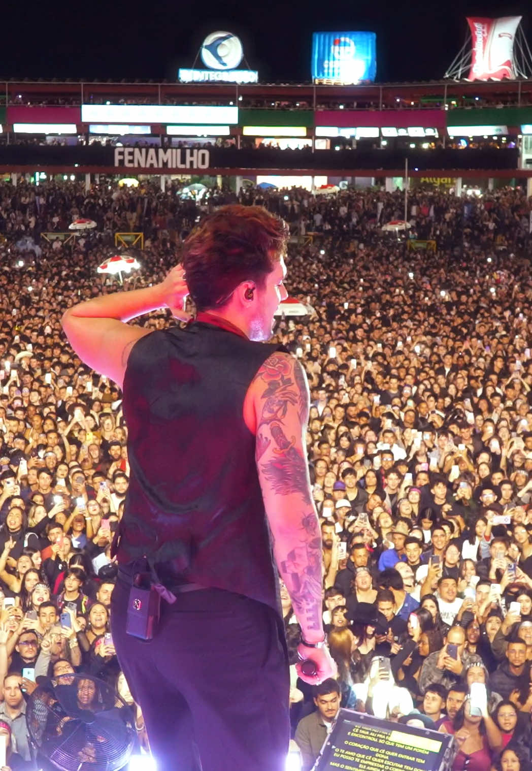 Quem aqui já cantou DONA comigo Ao Vivo??? São João tá chegando e eu to curtindo DEMAIS colecionar momentos inesquecíveis com vocês 😍 Bora que tem muito mais 🚀@Léo Foguete 🚀 
