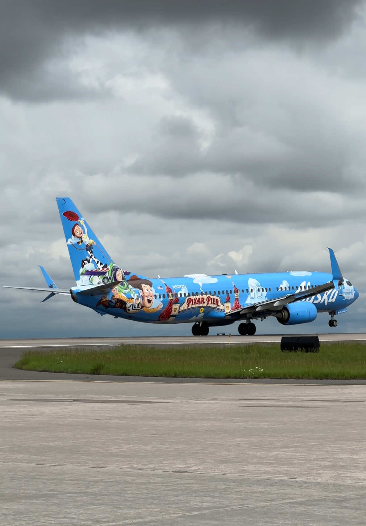 Alaska Pixar Pier bringing some joy on this gloomy day! 🧸🚂🪁 #toystory #pixar #pixarpier #alaska #alaskaairlines #boeing #b737 #737 #denver #colorado #denverinternationalairport #fyp #foryou #foryoupage #avgeek #plane #aircraft #planespotting #airport