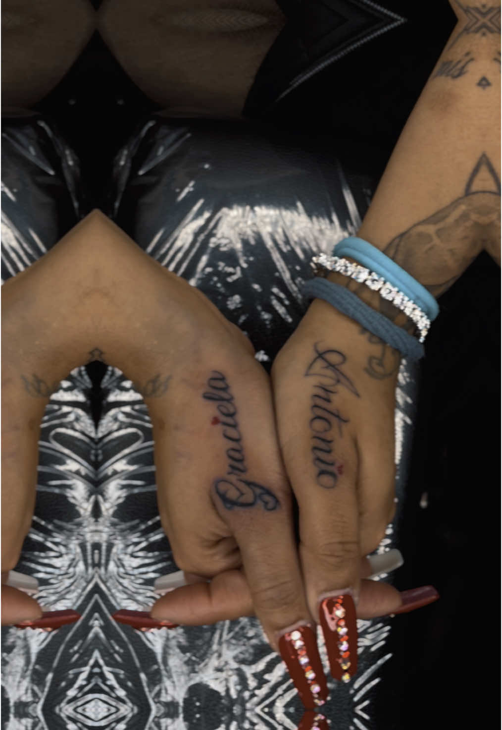 #tattoos #tattooart #name #nametattoo #nametattooart #lettering #letteringtattoo #letteringtattooart #blackink #blackinktattoos #fingertattoo #fingertattooart #chicanoart #chicanotattooart #cursivetattoo 