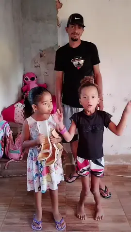 e inacreditável ver lavinia de pé sozinha 