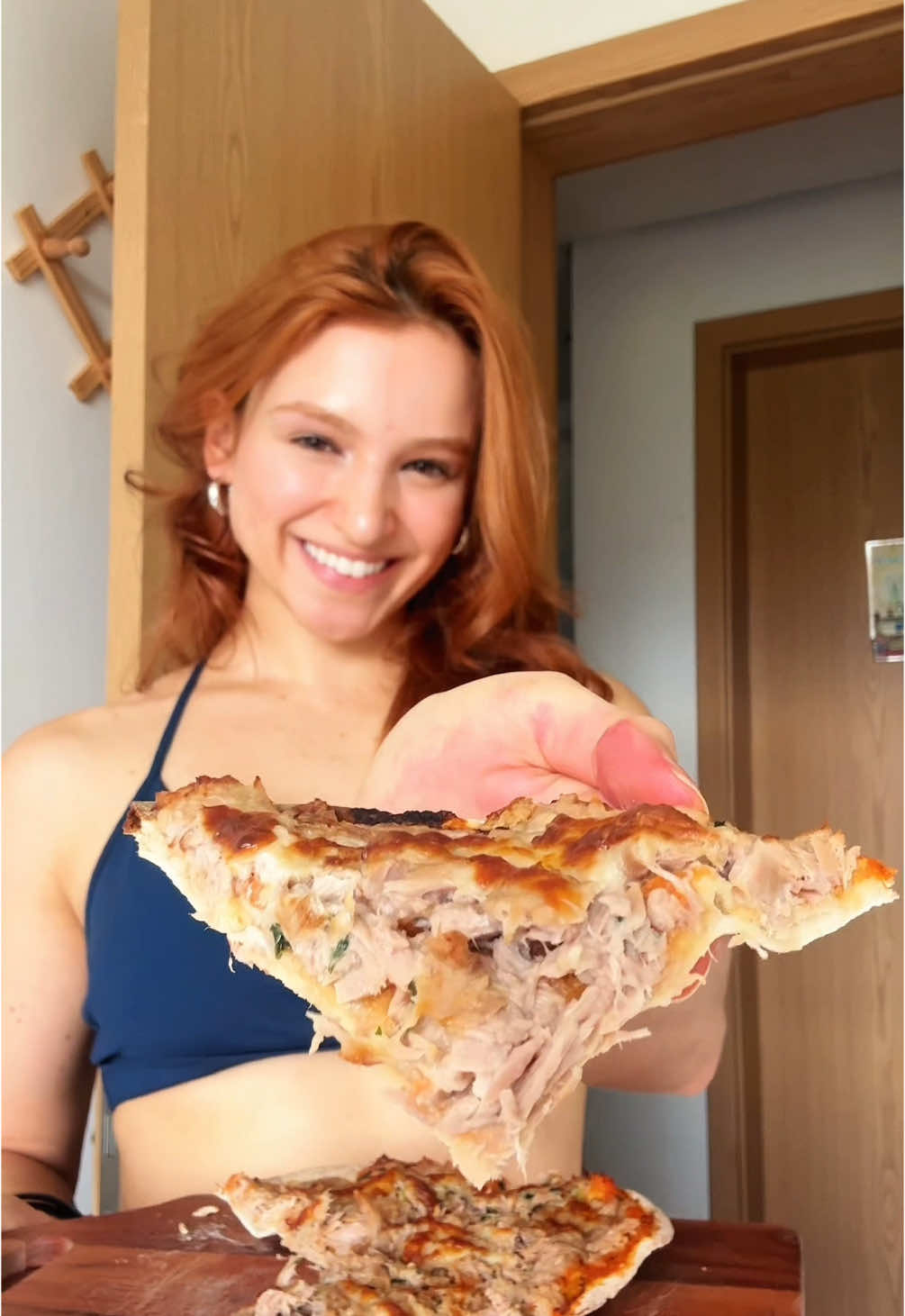 Ideia de pizza para comer todos os dias 🍕  O recheio você pode variar, com frango desafiado, requeijão light, carne de panela, adicionar vegetais como milho, brócolis, tomate, etc.  Essa do vídeo eu utilizei:  1 pão sírio  1 lata de atum ao natural, ou pode comprar atum ao óleo e escorrer o excesso 20g de maionese light  Tempero verde  10g de queijo mussarela  Informação nutricional da receita:  calorias - cerca de 350  proteína - 28g  carboidrato - 41g  gordura - 8g  Se gostou, não deixa de ficar por aqui para mais receitas fáceis e saudáveis como essa, de forma leve e e sem restrições, um beijão 💖 #pizza #lanche #lanchesaudavel #alimentacaosaudavel #receitasfaceis #receitasfit #fyp 