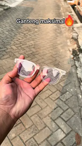 Semua akan kece pada waktunya sadar ngga sih frame transparan lagi tran di pake juga keliatan beda dari yang lain🔥🔥🔥 #kacamata#styleanakmuda #guncang66 