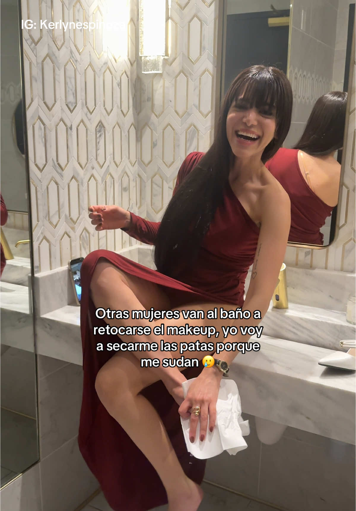 Y si, me sudan los pies a veces 🤣 (IG: Kerlynespinoza)   #fyp #facts #humor #girls 