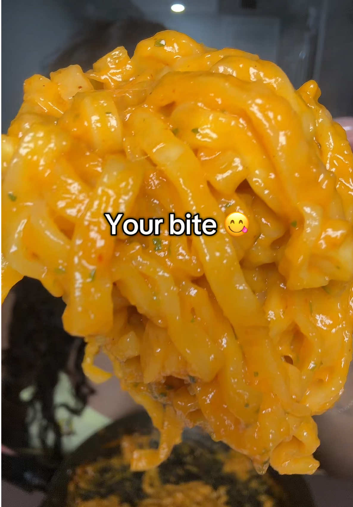 @Buldak BIG bites or nothing 😘#mukbang #eatingshow #samyang #spicy #asmr #brokenfork #woodenfork #gizzle #gizzlelacomelona #eat #eatwithme #Foodie #foryoupage #fyp #parati #howmanybites #bigbites #yummy #tasty #carbonara #cheese #fork 