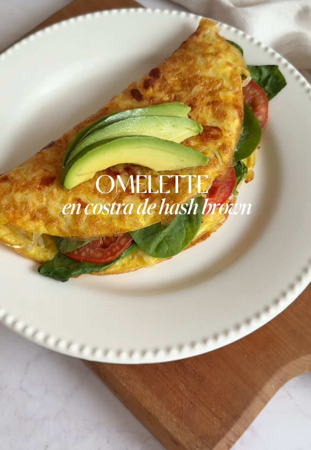 Omelette en costra de hash brown ✨ 👉🏼Guarda el video para que lo prepares mañana y más ideas en @tallerdsabor ✨ Ingredientes: 🥔1/2 papa mediana  🧀Queso rallado  🥚2 huevos  🧂Sal y pimienta 🍅Verduras al gusto  🥑Aguacate  Preparación: •Ralla la papa y exprime para retirar el líquido, en un bowl bate los huevos con sal y pimienta.  •En un sartén esparce aceite y agrega la papa, para que se pueda cocer, tápala unos minutos, después agrega el queso y los huevos, vuelve a tapar hasta que esté completamente cocido.  •Rellena con las verduras que gustes y listo!•Disfruta y comparte a quien quieras que te lo prepare.  #hashbrown #hashbrowns #omelettehashbrawn #desayunossaludables #desayunosaludable #ideasdesayuno 