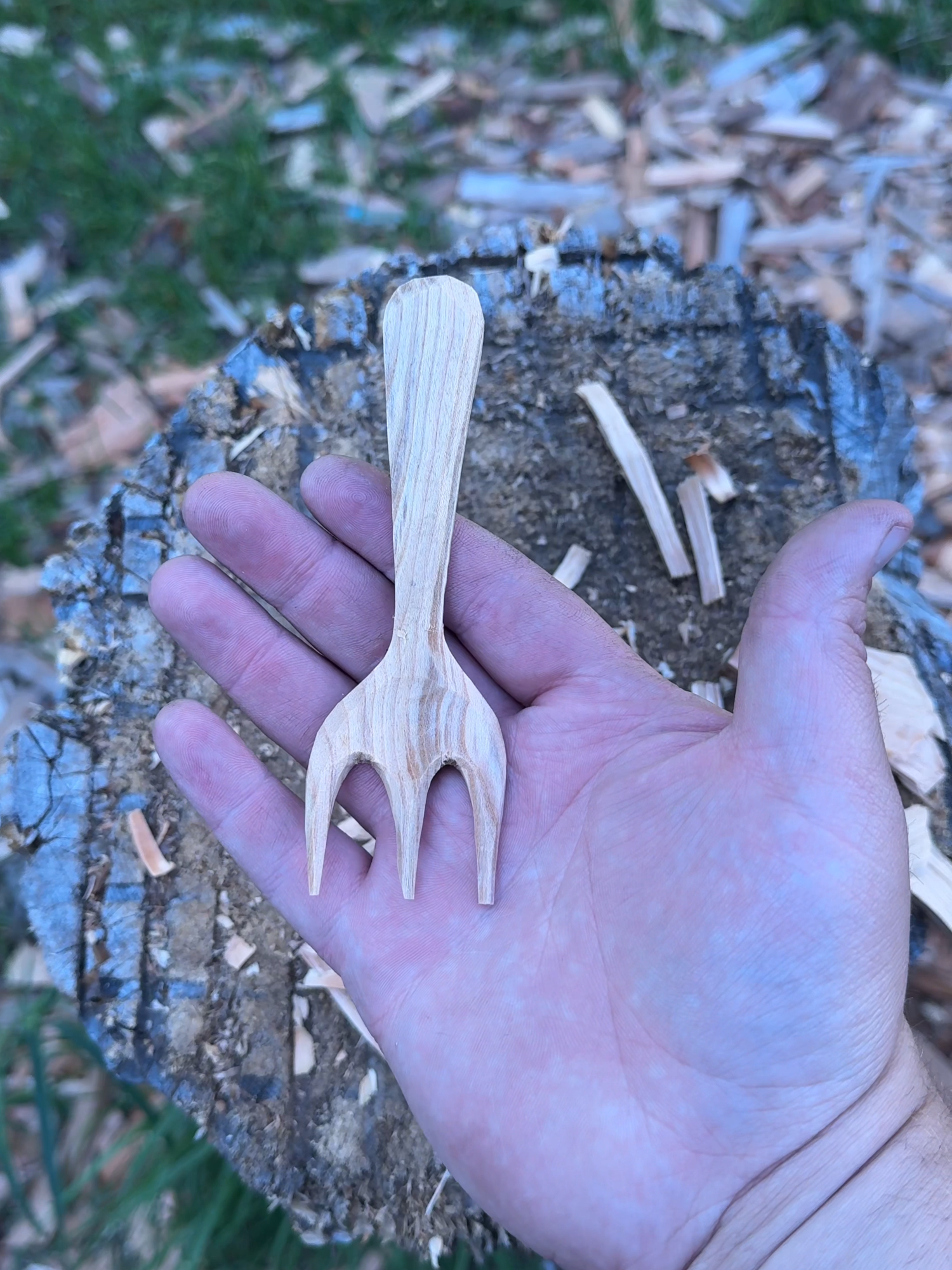 Is my carving on fleek while I carve this threek?  #woodworking #woodcarving #bushcraft #asmr #sasquatch