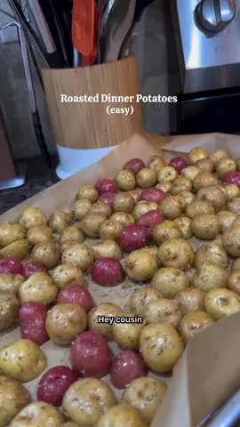These roasted dinner potatoes need to be added to your dinner-sides rotation! Put these together, throw them in the oven, and cook your protein while they bake! 3 lbs potatoes 1/3 cup oil 1 tbsp garlic salt 1 tbsp Italian seasoning #atasteofmichelle #bigmamacooks #roastedpotatoes #dinnerpotatoes #minipotatoes