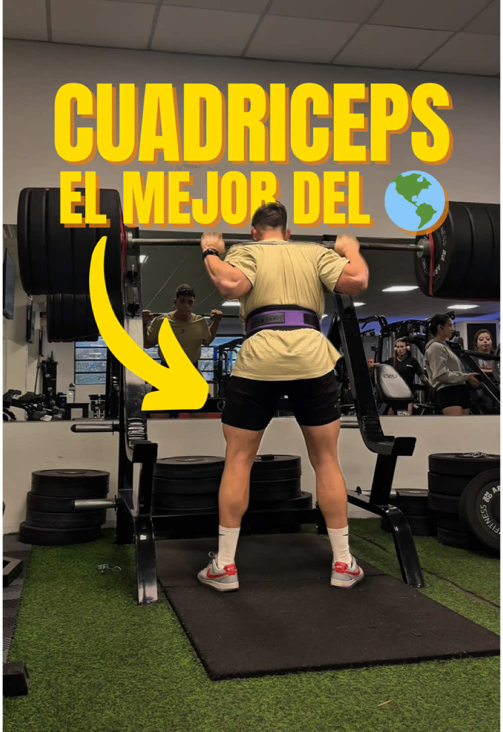 El ejercicio REY de los CUADRICEPS 👑  3. Sentadilla con barra libre Es un ejercicio clásico, completo y funcional, pero cuando hablamos de aislar y desarrollar cuádriceps de forma específica, no es la más eficiente. Al ser un patrón libre y multiarticular, la carga se reparte entre cuádriceps, glúteos, isquios, aductores y erectores espinales. Además, la necesidad de estabilizar la columna, mantener el equilibrio y respetar una curva natural de movimiento hace que no siempre puedas maximizar la flexión de rodilla sin comprometer la técnica. Es excelente como base general, pero en términos de hipertrofia pura del muslo, hay mejores opciones. 2. Sentadilla en máquina Smith Elimina la inestabilidad del ejercicio libre y te permite fijar la trayectoria en un plano vertical o levemente inclinado. Esto te da más libertad para manipular la posición de los pies y la postura del torso, permitiendo una mayor flexión de rodilla y reduciendo la participación de la cadera. El cuádriceps trabaja más directo y podés llegar al fallo con más seguridad. Como punto débil, no se adapta a todos los patrones de movimiento y si el ángulo de entrada no es adecuado a tu biomecánica, puede generar molestias. Aun así, es una gran herramienta para aislar y cargar. 1. Sentadilla en hack squat Es la variante más efectiva para cuádriceps. La posición del torso vertical, el recorrido fijo y el respaldo hacen que la flexión de rodilla sea máxima sin cargar la columna. Eso lleva la tensión directamente al cuádriceps, sobre todo al vasto externo y recto femoral. Podés cargar pesado, controlar la excéntrica, y jugar con la posición de los pies para enfocar el estímulo. Es la que más potencial de sobrecarga progresiva tiene, con la mejor relación entre seguridad, control y eficiencia muscular. Para hipertrofia del muslo, es la reina.