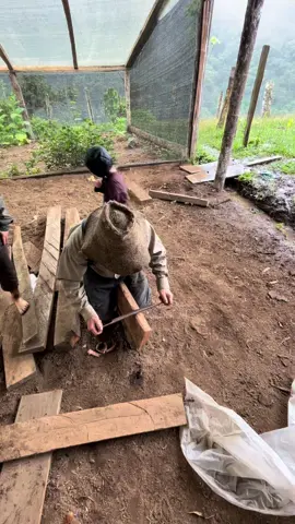 Making a pig trough to feed pigs #offgrid #homestead #doityourselfproject #pigfeeder Haciendo un comedero para alimentar a los cerdos