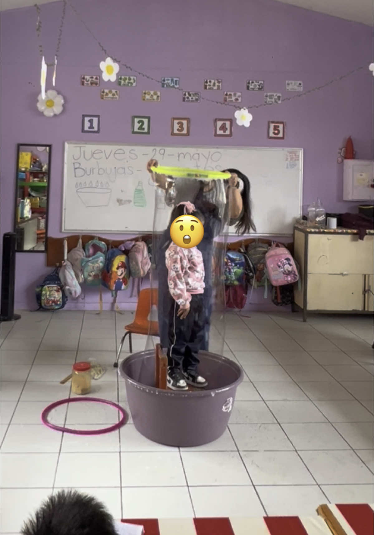 Nos metemos en una burbuja 🫧 #kids #niños #kindergarten #preescolar #escuelatiktok #clasesdivertidas #experimento #kindergartenteacher #educadora #nem #fyp #parat 