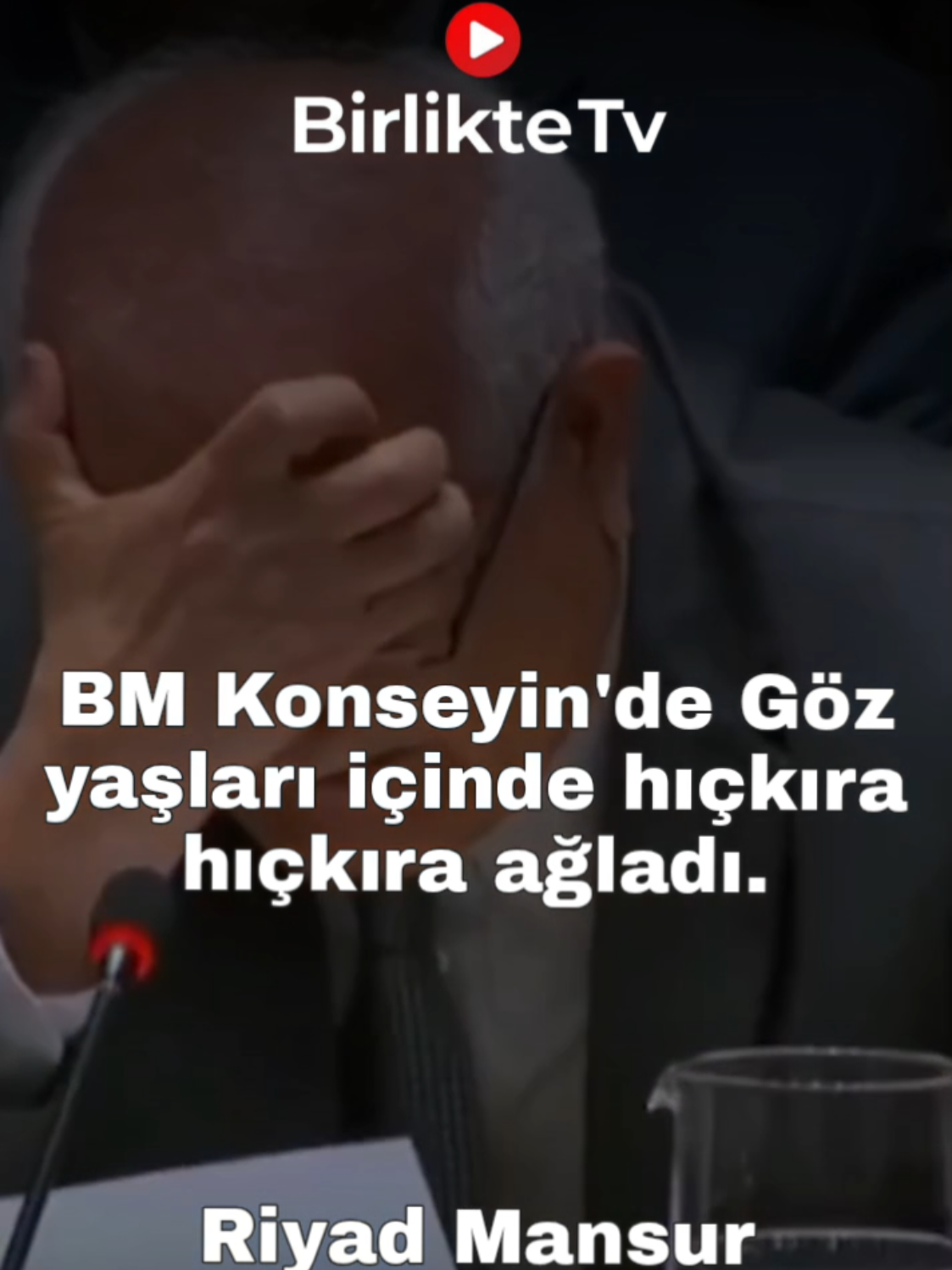 Acıya Boğuldu. BM Güvenlik Konseyi'nde gözyaşlarına içinde daha ne kadar insanın ölmesini bekliyorsunuz? diyerek hıçkıra hiçkıra ağladı.  Birleşmiş Milletler (BM) Güvenlik Konseyi'nin İsrail'in Gazze Şeridi'ne yönelik askeri operasyonlarının 600'üncü günü dolayısıyla düzenlene oturumda konuşan Filistin'in BM Daimi Temsilcisi Riyad Mansur, Gazze'deki insanlık krizini anlattığı sırada gözyaşlarına hakim olamadı. #Bm #birleşmişmilletler #insanlık #riyadmansur #gaza #gazze #filistin #palestine #insan 